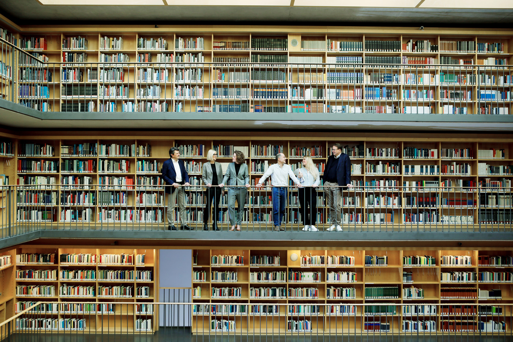 E3-Mitarbeiter in der Bibliothek