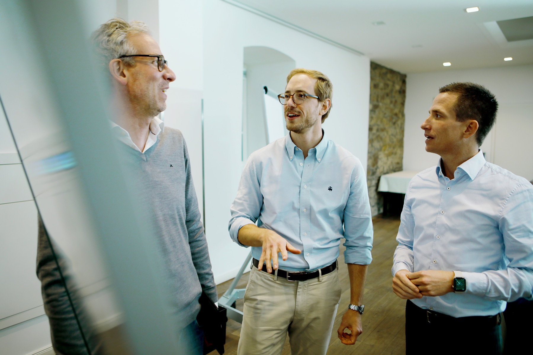 Ein Mitarbeiter der E3 Holding SE im Dialog